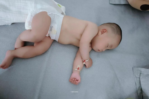 海南两个月宝宝肚子胀气